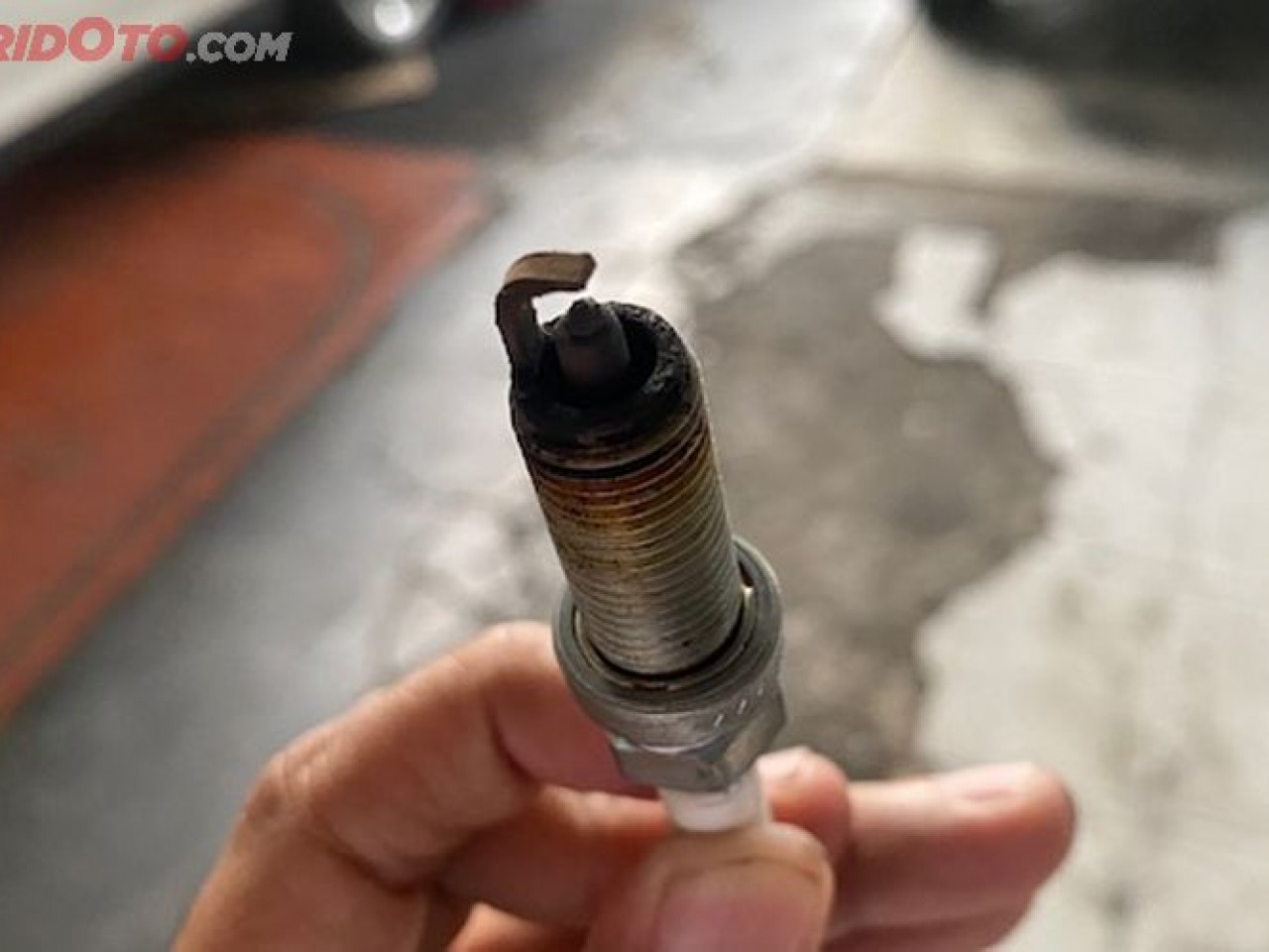 Kapan Waktu yang Tepat Ganti Busi Mobil? Kenali Tanda-tanda Ini