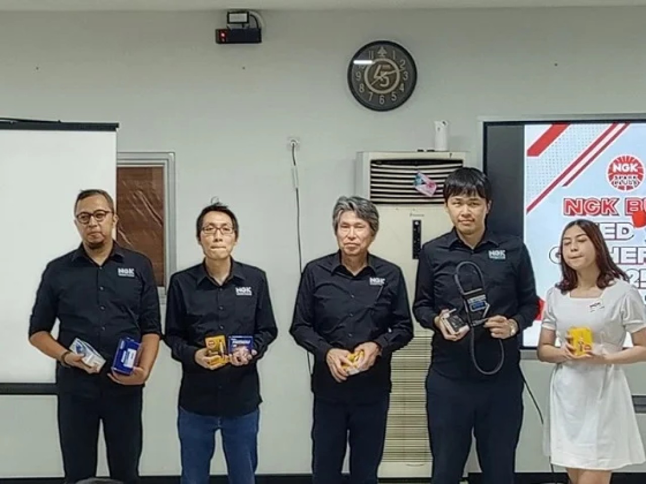 PT Niterra Mobility Hancurkan Ribuan Busi Aspal, Tegaskan Komitmen Jaga Keamanan Konsumen