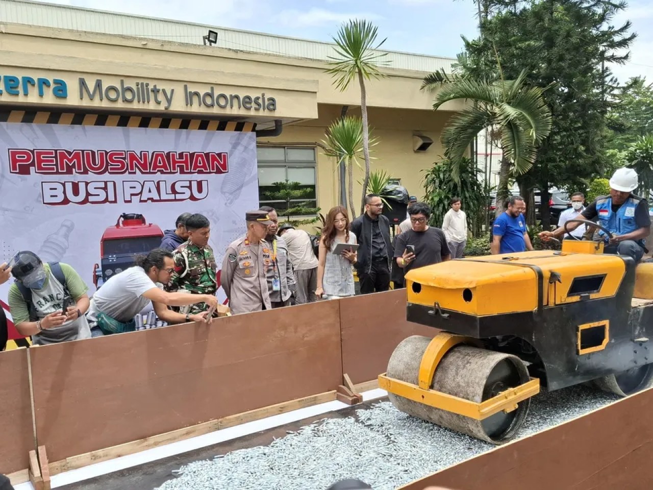 NGK Indonesia Sita dan Musnahkan Belasan Ribu Busi Palsu